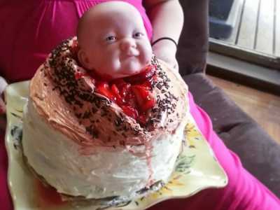 Ma nel mondo delle mamme �pancine� si pu� entrare anche prima di partorire. Negli Stati Uniti hanno pensato anche a una specie di rito di iniziazione: sono i baby shower, delle feste realizzate per la mamme in dolce attesa. Le invitate portano dei regali per il nascituro, guardano le foto delle ecografie e alla fine mangiano la cosiddetta vagina cake...